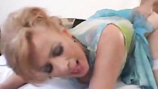 25enne si bomba una MILF di 55 anni