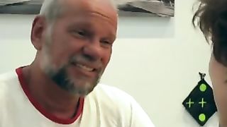 Figlia troia chiede al padre di scoparla