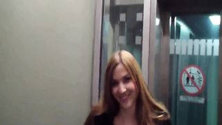 Pompino e sborrata in viso nel sottopassaggio