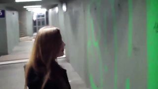 Pompino e sborrata in viso nel sottopassaggio