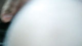 Signora tedesca si masturba col cambio dell'auto