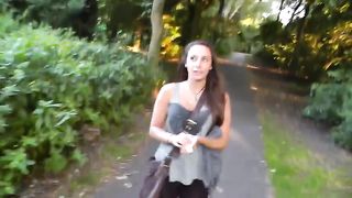 Fidanzata sborrata in faccia in un parco pubblico