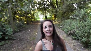 Fidanzata sborrata in faccia in un parco pubblico