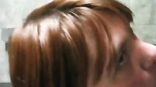 Pompa con schizzata in faccia nella toilet del bar