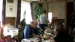 Brunetta chiavata da 2 cazzi in un ristorante