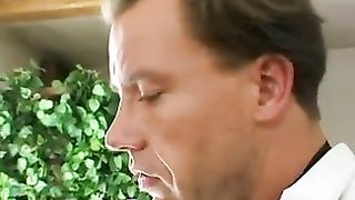 Brunetta chiavata da 2 cazzi in un ristorante