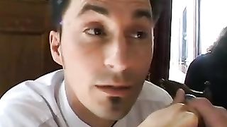 Brunetta chiavata da 2 cazzi in un ristorante