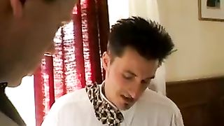 Brunetta chiavata da 2 cazzi in un ristorante