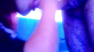 Spompina e gioca con la sborra in bocca in cam