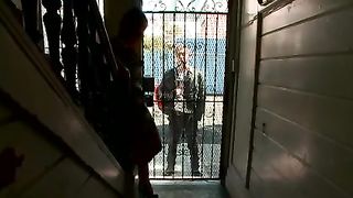 Figlio lega la madre ed abusa di lei