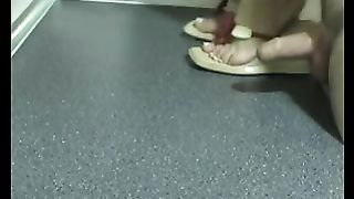 Feticista ama sborrare sotto la pianta del piede