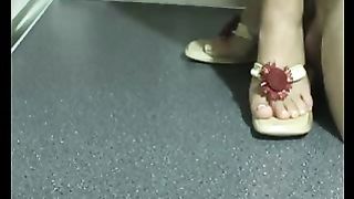 Feticista ama sborrare sotto la pianta del piede