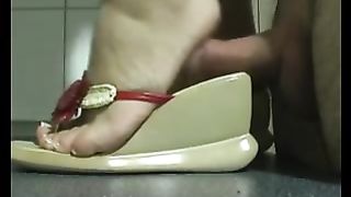 Feticista ama sborrare sotto la pianta del piede