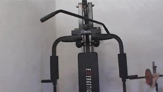 Fa sesso in palestra con il paparino arrapato