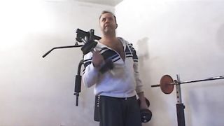 Fa sesso in palestra con il paparino arrapato