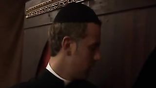 Ragazza scopata dal prete e dal vescovo