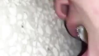 Prende a colpi di cazzo in faccia la fidanzata cagna