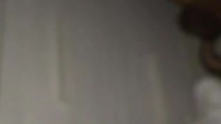 Prende a colpi di cazzo in faccia la fidanzata cagna