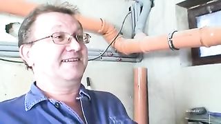 Padre porco abusa della giovane figlia