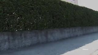 Il paparino stalkera la figlia e poi se la scopa