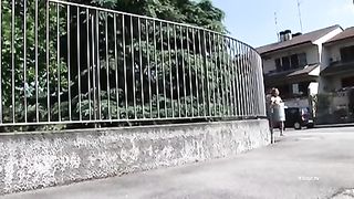 Il paparino stalkera la figlia e poi se la scopa