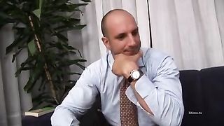 Il paparino stalkera la figlia e poi se la scopa