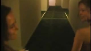 Ragazzo se lo fa ciucciare da 2 scopamiche 18enni