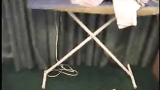 Ragazzo se lo fa ciucciare da 2 scopamiche 18enni