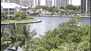 Ragazzo se lo fa ciucciare da 2 scopamiche 18enni