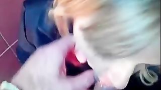 MILF romana spompina il suo giovane amante