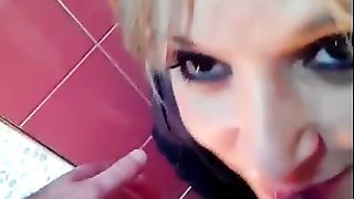 MILF romana spompina il suo giovane amante