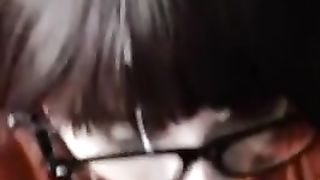 Forti schizzi di sborra sugli occhiali