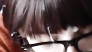 Forti schizzi di sborra sugli occhiali