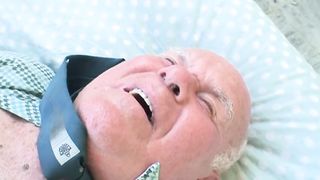 La nipotina porca vuole il cazzo del nonnino