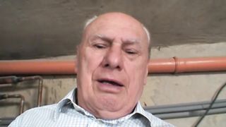 La nonna e la nipotina con il nonno porco