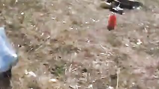 Pompino outdoor di una fidanzata diciottenne