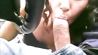 La collega di lavoro lo spompina in auto