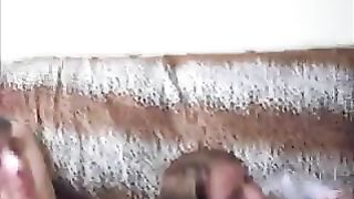 Teen russa spompina un amico ubriaco