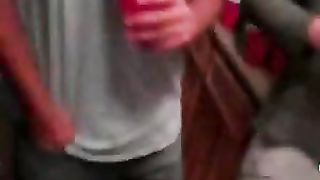 La partita a Strip Poker diventa un orgia