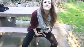 Si masturba e squirta in un parco pubblico