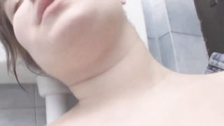 La chubby si masturba sotto la doccia