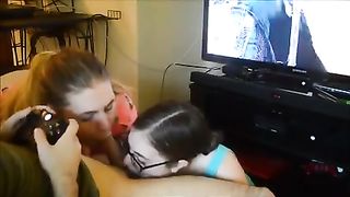 Anteprima del video: Glielo succhiano mentre gioca ai videogames