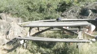 Si fa chiavare in aperta campagna