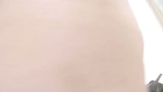 Madre zoccola chiavata dal figlio e dal suo amico