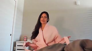 La sorella succhia il cazzo del fratello che dorme