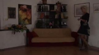 La MILF Lia si scopa il ragazzo delle consegne