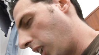 Spia la madre che si fa la doccia e poi se la tromba