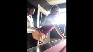 Sveltina vicino al tavolo da biliardo