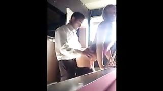 Anteprima del video: Sveltina vicino al tavolo da biliardo