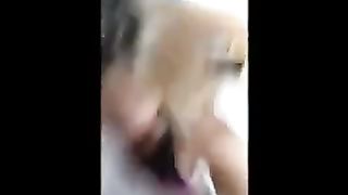 Sveltina vicino al tavolo da biliardo